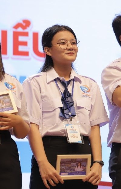 Dù dành nhiều thời gian cho công tác Đoàn – Hội nhưng Oanh vẫn hoàn thành tốt việc học. Dù dành nhiều thời gian cho công tác Đoàn – Hội nhưng Oanh vẫn hoàn thành tốt việc học.