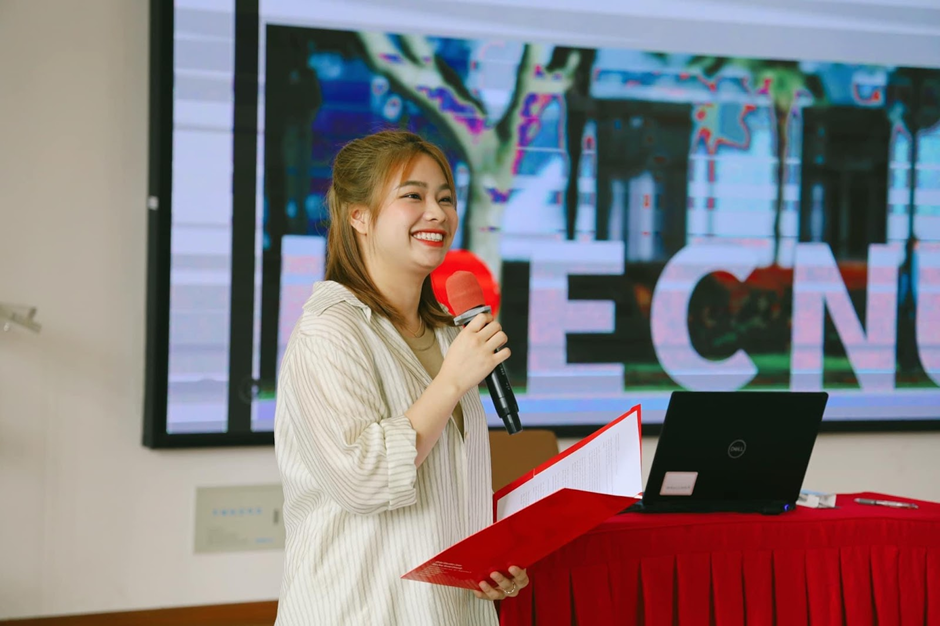 Cô làm MC song ngữ Trung - Anh cho hoạt động đón sinh viên mới của trường. Cô làm MC song ngữ Trung - Anh cho hoạt động đón sinh viên mới của trường.