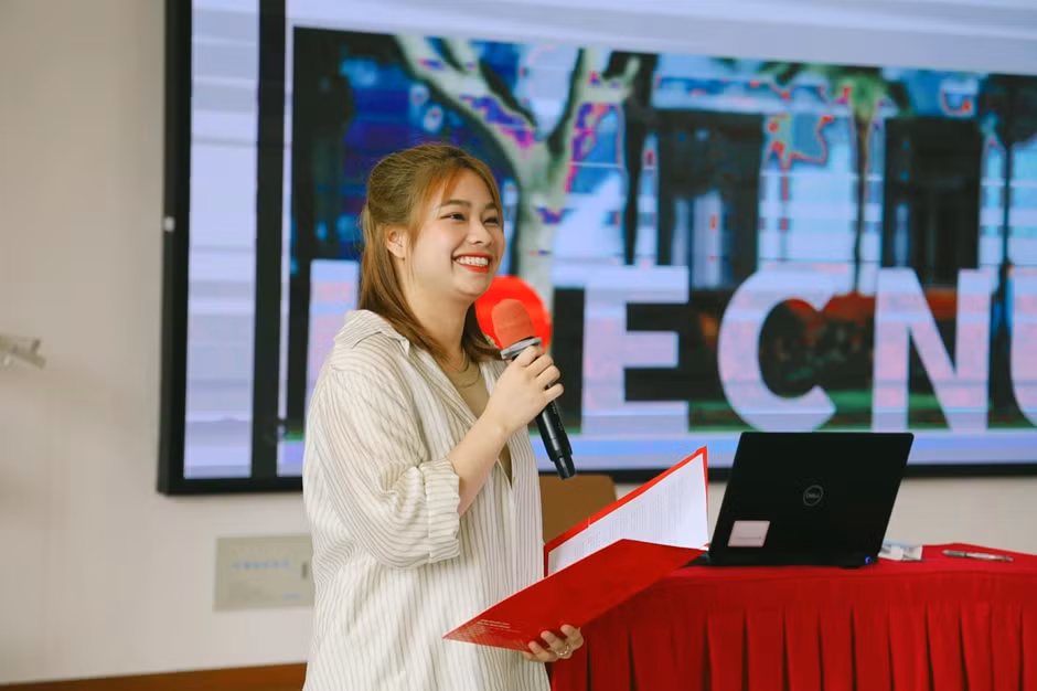 Cô làm MC song ngữ Trung - Anh cho hoạt động đón sinh viên mới của trường.