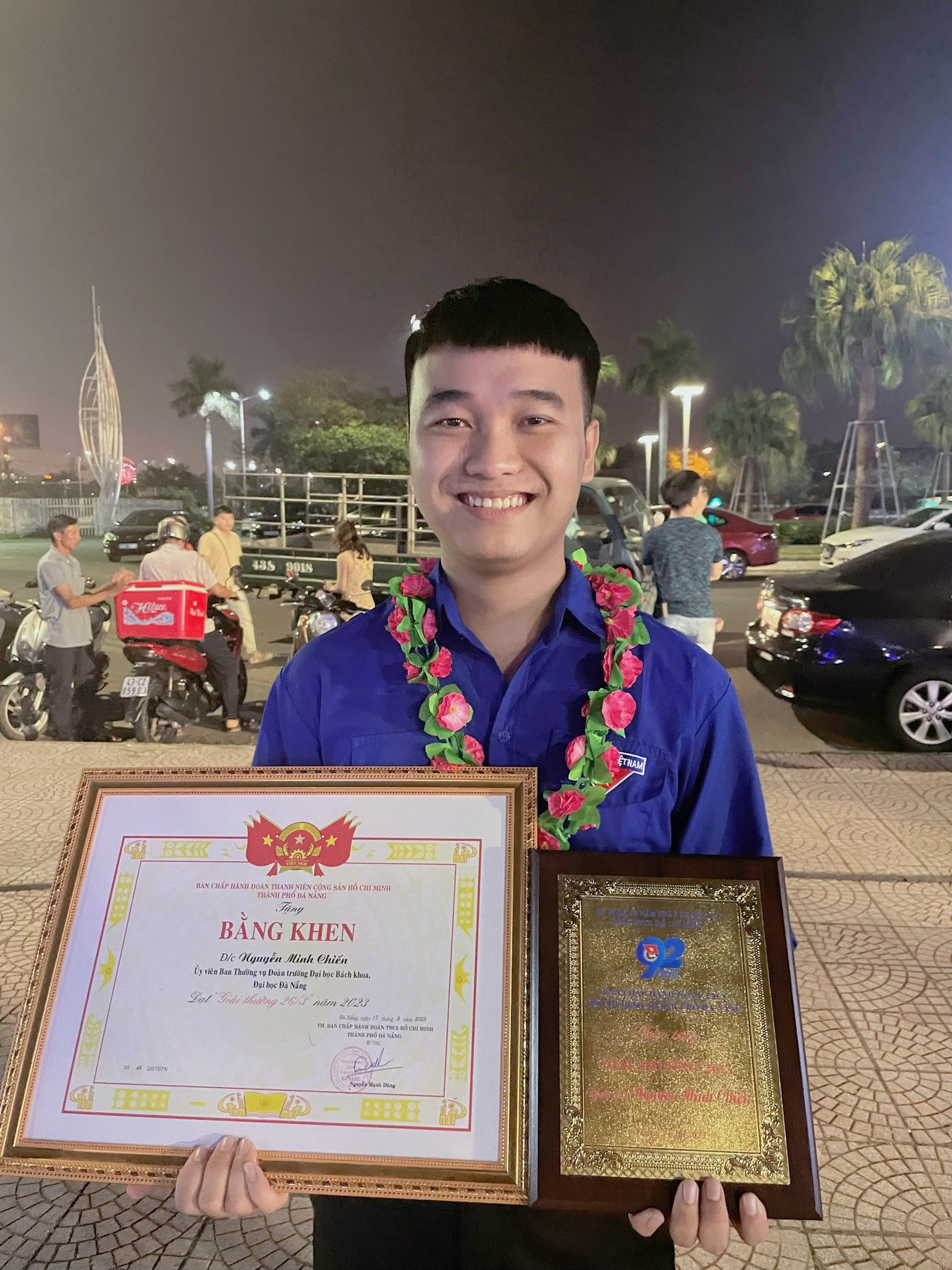 Nhận bằng khen của Ban chấp hành Thành Đoàn Đà Nẵng - Giải thưởng cán bộ Đoàn tiêu biểu cấp Thành phố.