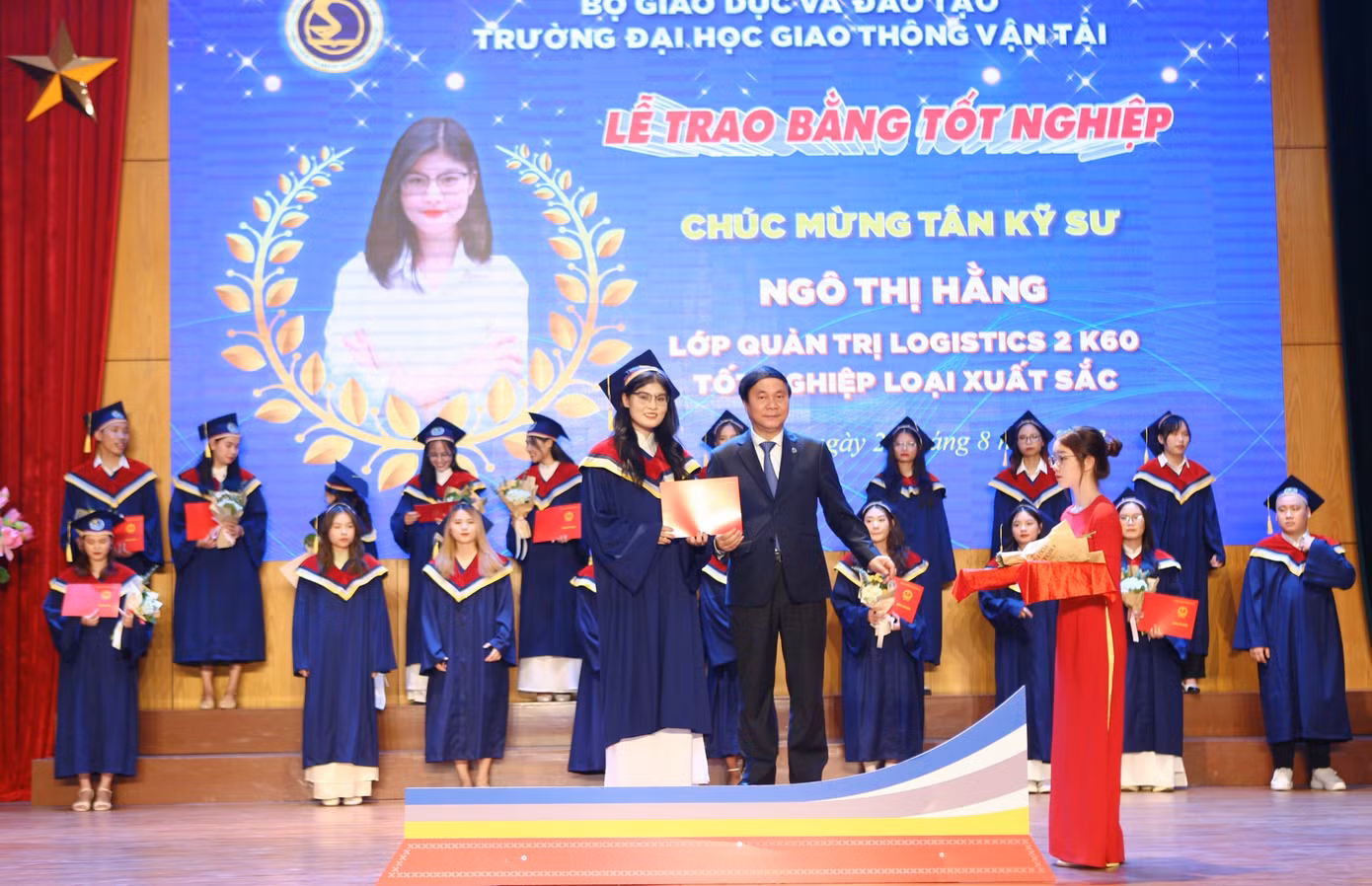 Hằng trở thành Thủ khoa tốt nghiệp Xuất sắc năm 2023. Hằng trở thành Thủ khoa tốt nghiệp Xuất sắc năm 2023.