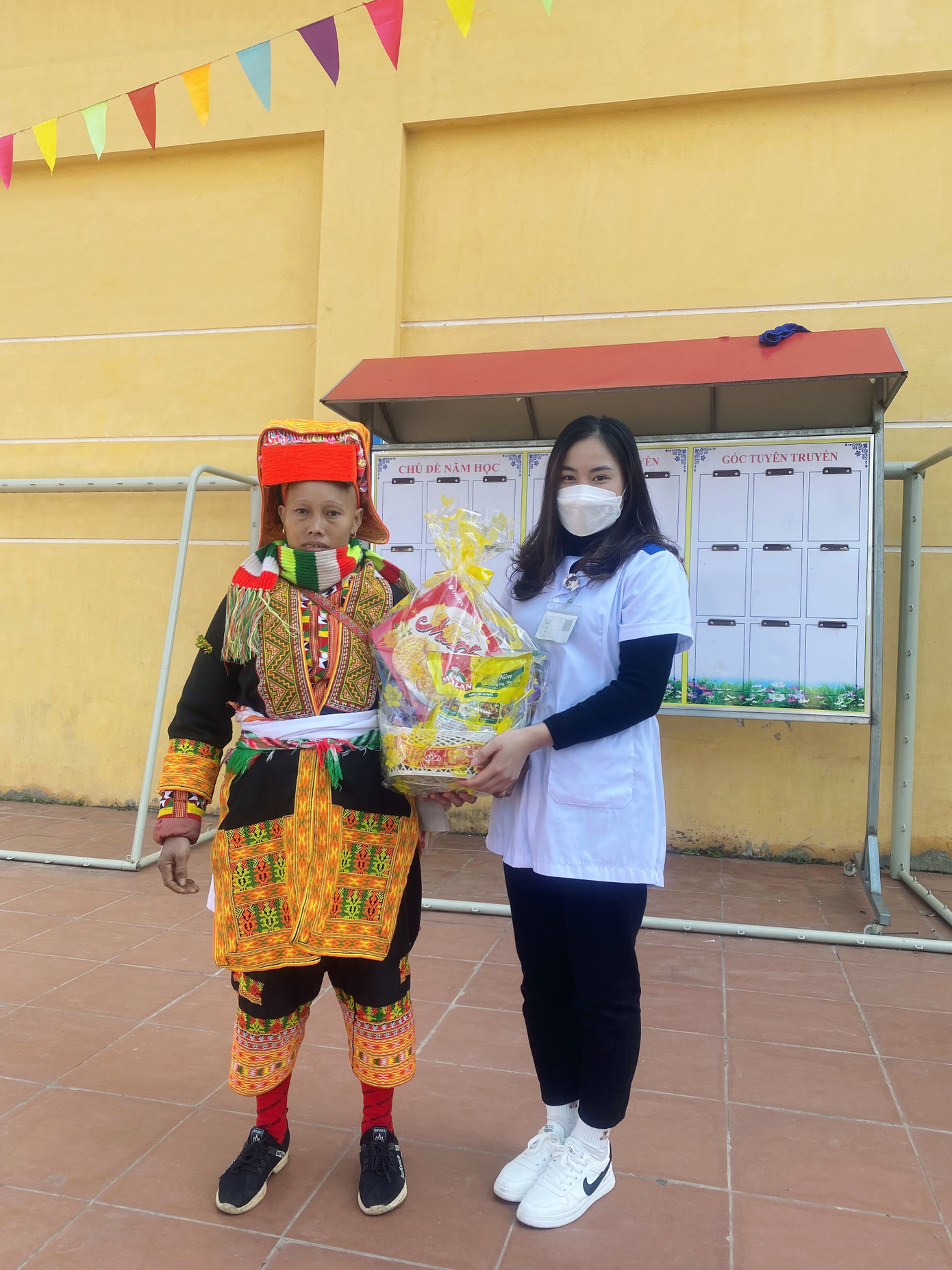 Thanh Liêm tham gia tặng quà tết cho người dân tại xã Công Sơn.