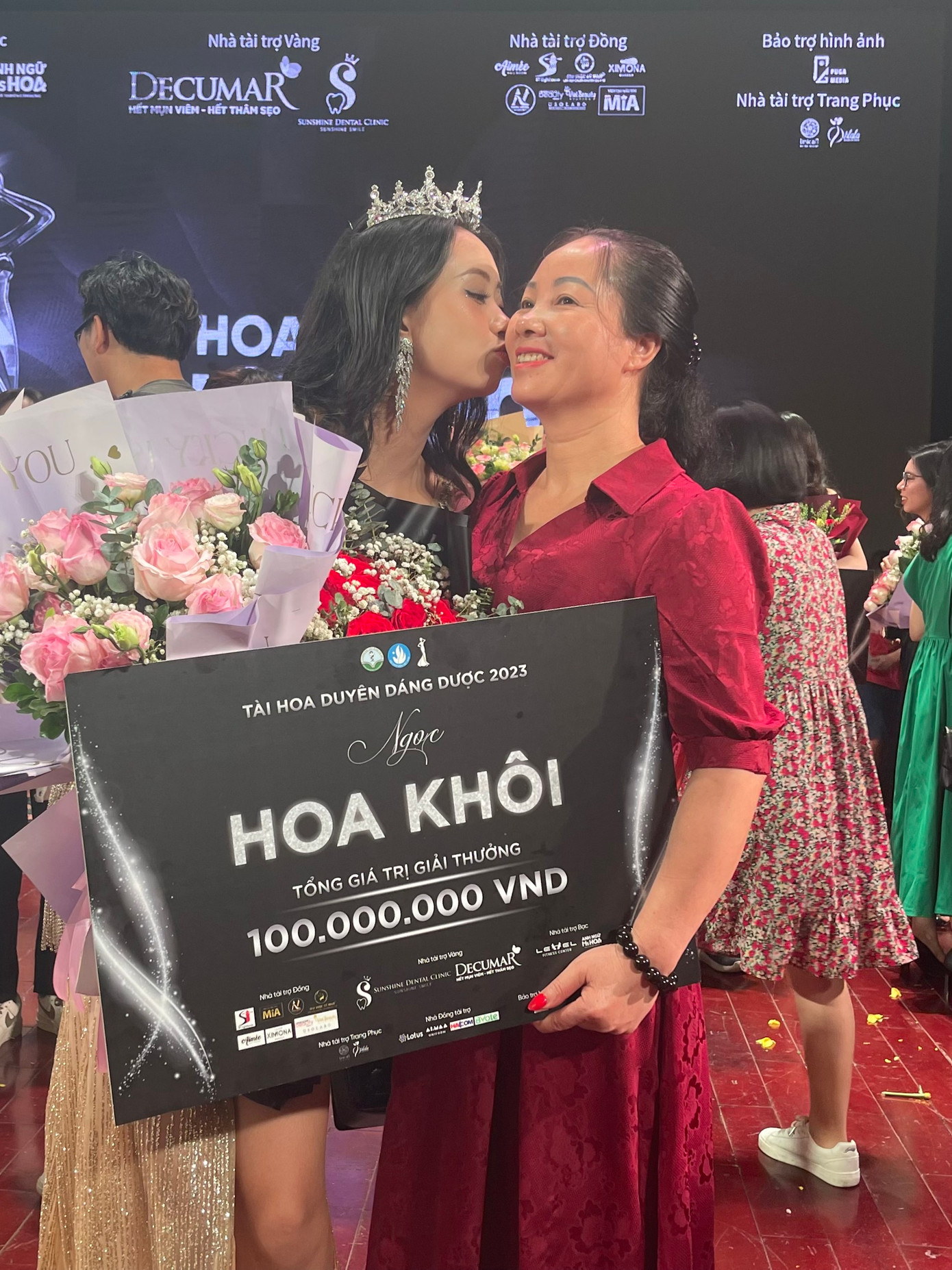 Mai Phương hạnh phúc bên mẹ sau khi giành được giải thưởng cao nhất.