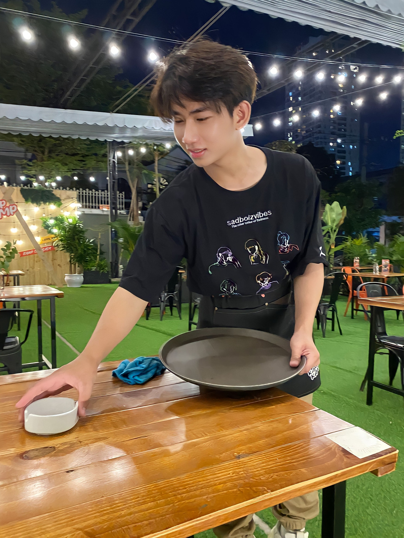 Thắng làm thêm các công việc: Phục vụ ở quán cafe, nhận đọc quảng cáo cho các nhãn hàng, đi hát, làm MC, dạy hát, chỉnh giọng để kiếm thêm thu nhập. Thắng làm thêm các công việc: Phục vụ ở quán cafe, nhận đọc quảng cáo cho các nhãn hàng, đi hát, làm MC, dạy hát, chỉnh giọng để kiếm thêm thu nhập.