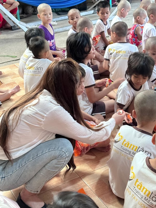 Ngọc Quỳnh chơi cùng em nhỏ. Ngọc Quỳnh chơi cùng em nhỏ.