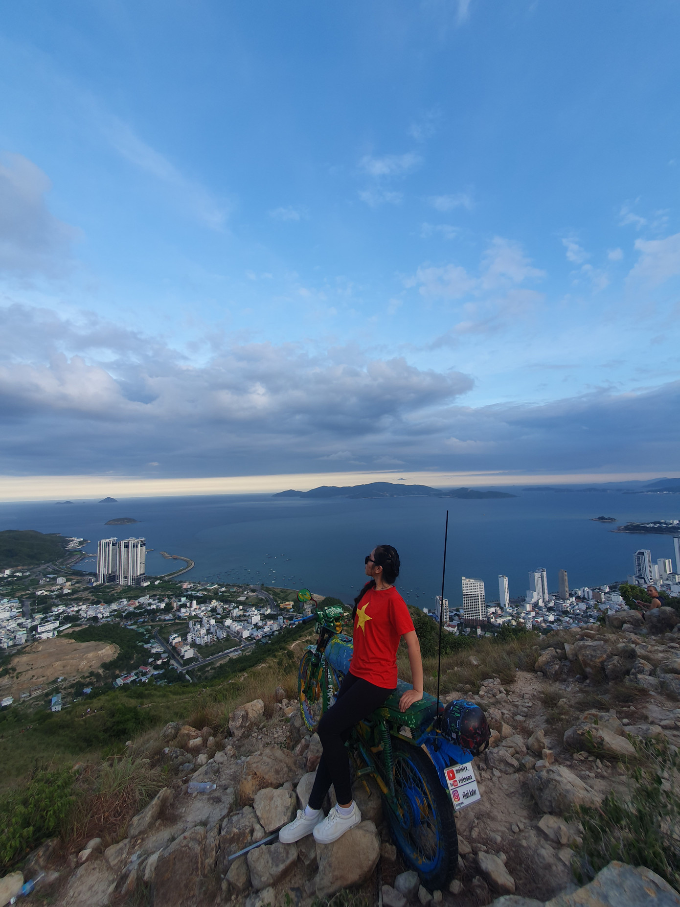Hoạt động hằng tuần chinh phục núi Cô Tiên tại Nha Trang của Mỹ Duyên.