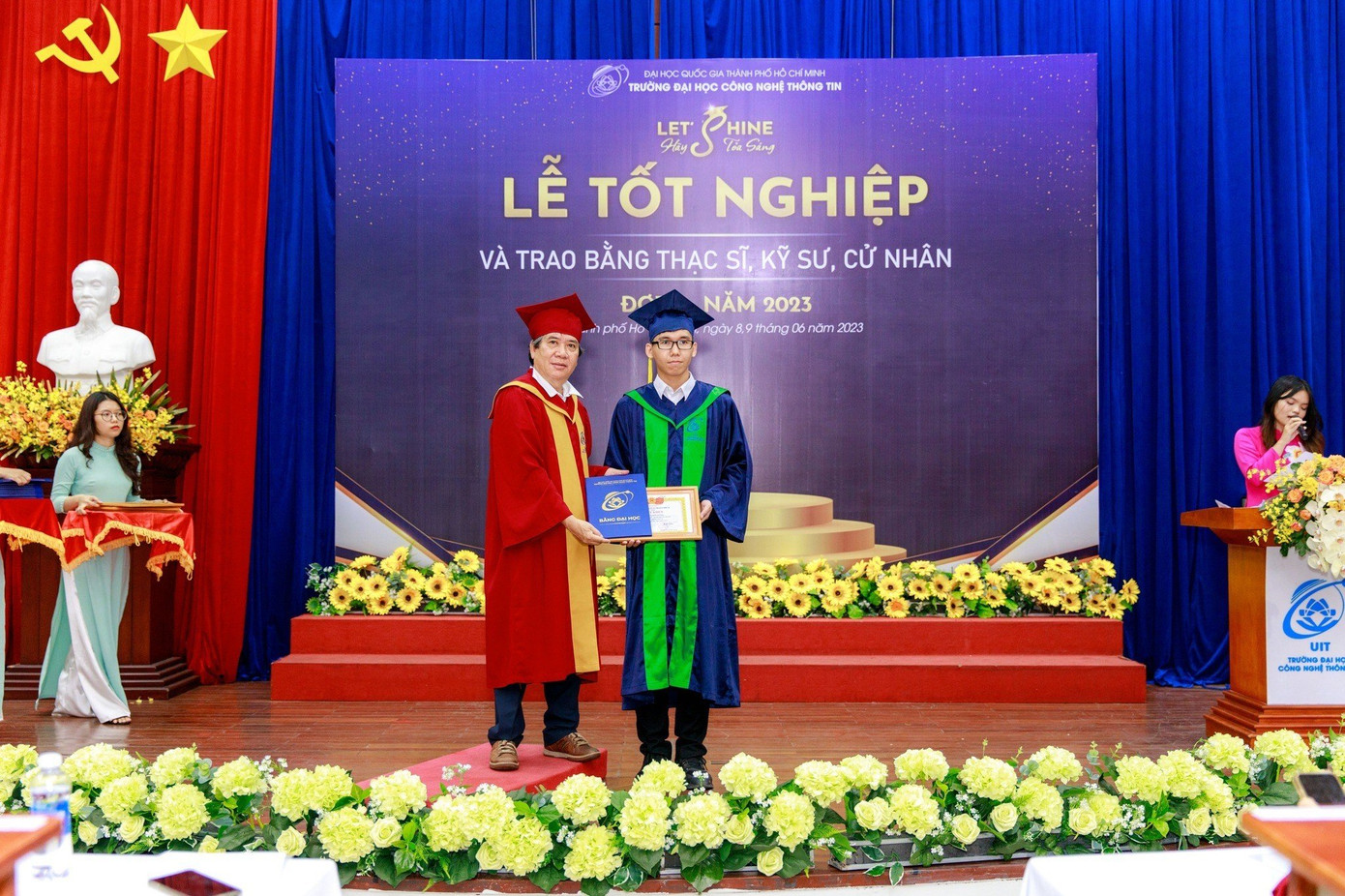 Khoảnh khắc Dương nhận bằng tốt nghiệp.