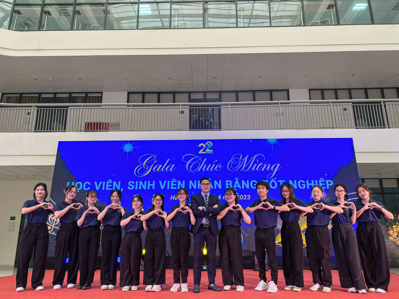 Minh Trang (thứ sáu từ phải sang) tham gia hỗ trợ Gala chúc mừng Học viên, sinh viên nhận bằng tốt nghiệp. Minh Trang (thứ sáu từ phải sang) tham gia hỗ trợ Gala chúc mừng Học viên, sinh viên nhận bằng tốt nghiệp.