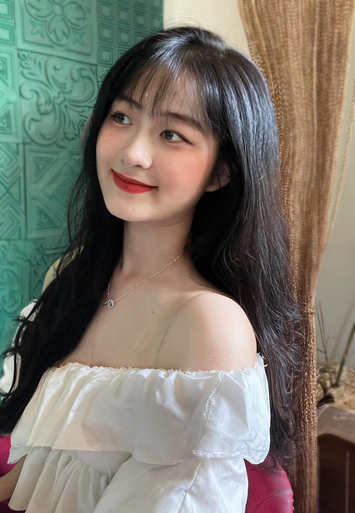 Phan Nguyễn Nhật Linh là một cô gái sinh ra và lớn lên tại miền Trung đầy nắng và gió.