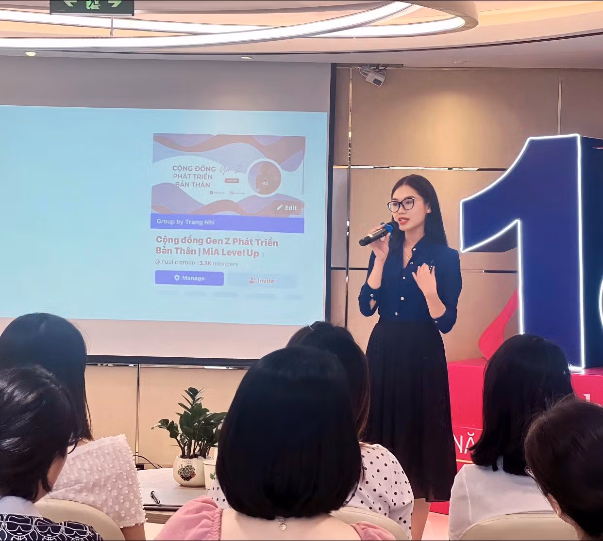 Trang Nhi với vai trò diễn giả chia sẻ về chủ đề “Hãy theo đuổi giá trị”.