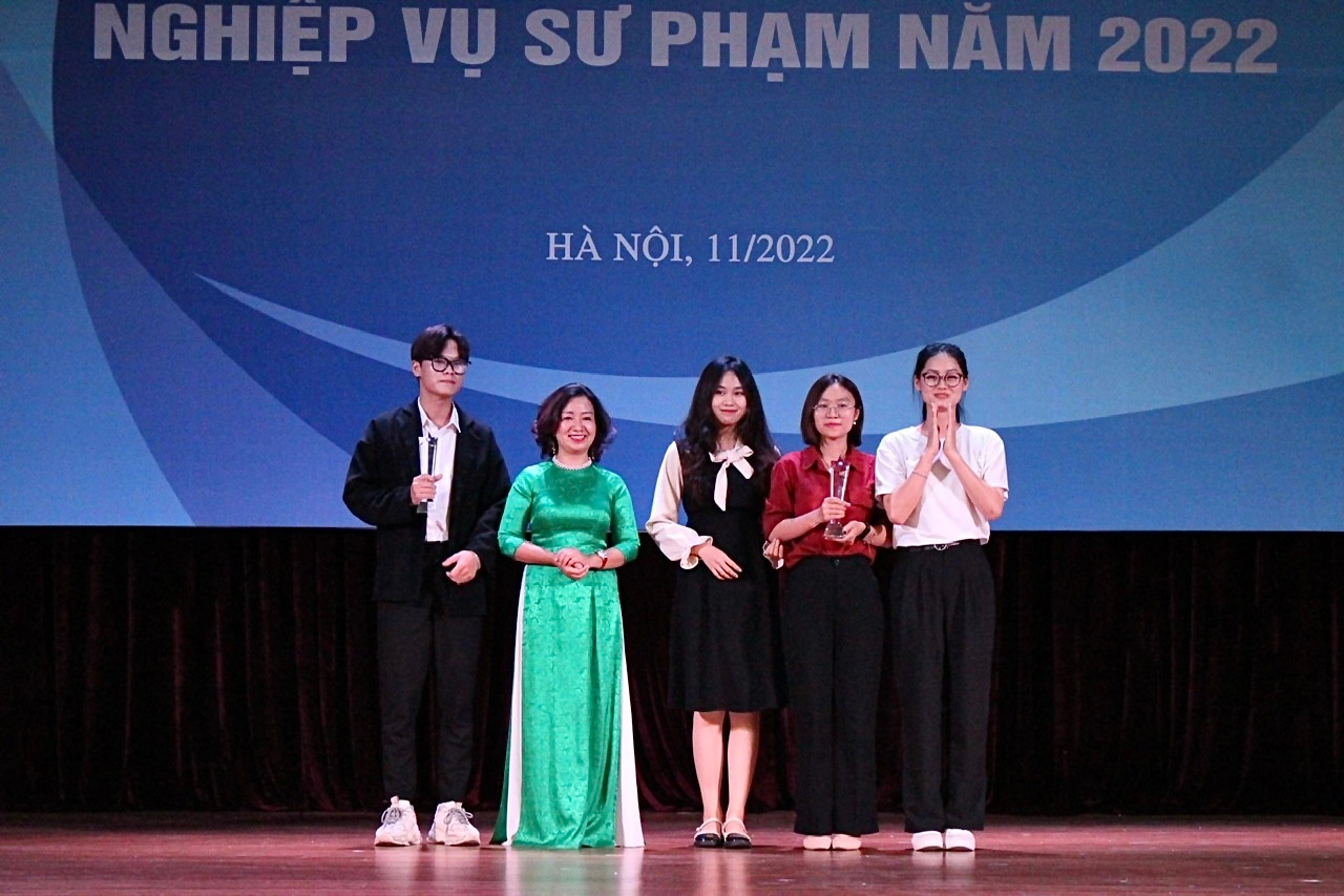 Cùng nhóm sinh viên nhận cúp giải Nhì cuộc thi Thiết kế video truyền thông cấp trường 2022.