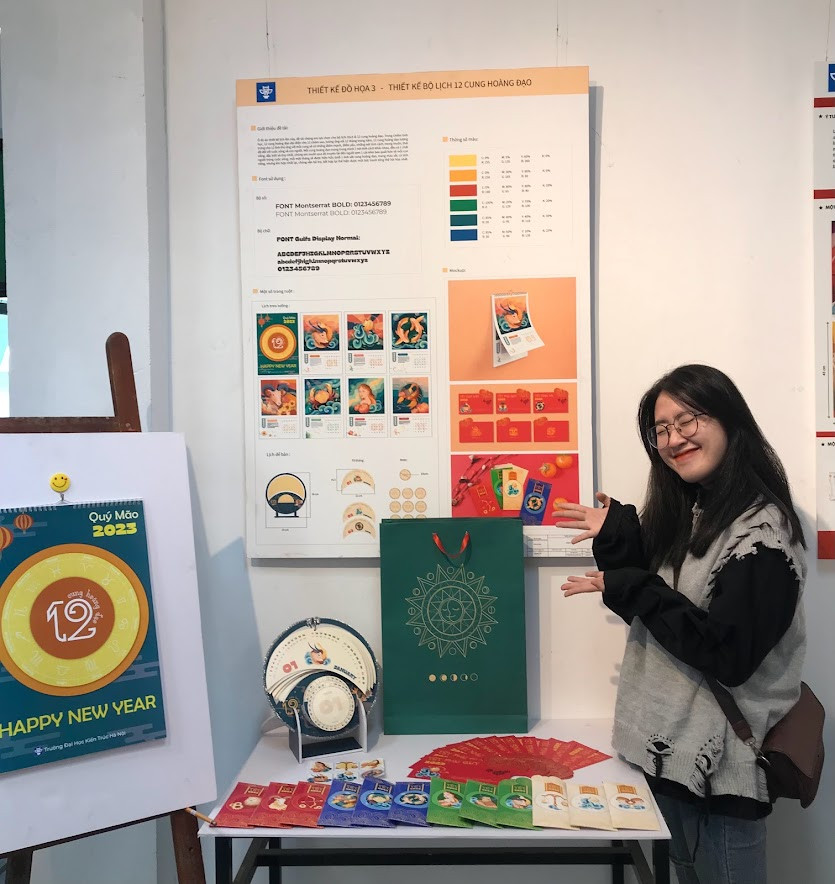 Tuyết Anh và đồ án làm nhóm được triển lãm ở trường. Ban thư ký Hội Sinh viên trường Đại học Kiến trúc Hà Nội - những người cộng sư tuyệt vời của Tuyết Anh (thứ hai từ phải sang). Tuyết Anh và đồ án làm nhóm được triển lãm ở trường. Ban thư ký Hội Sinh viên trường Đại học Kiến trúc Hà Nội - những người cộng sư tuyệt vời của Tuyết Anh (thứ hai từ phải sang).