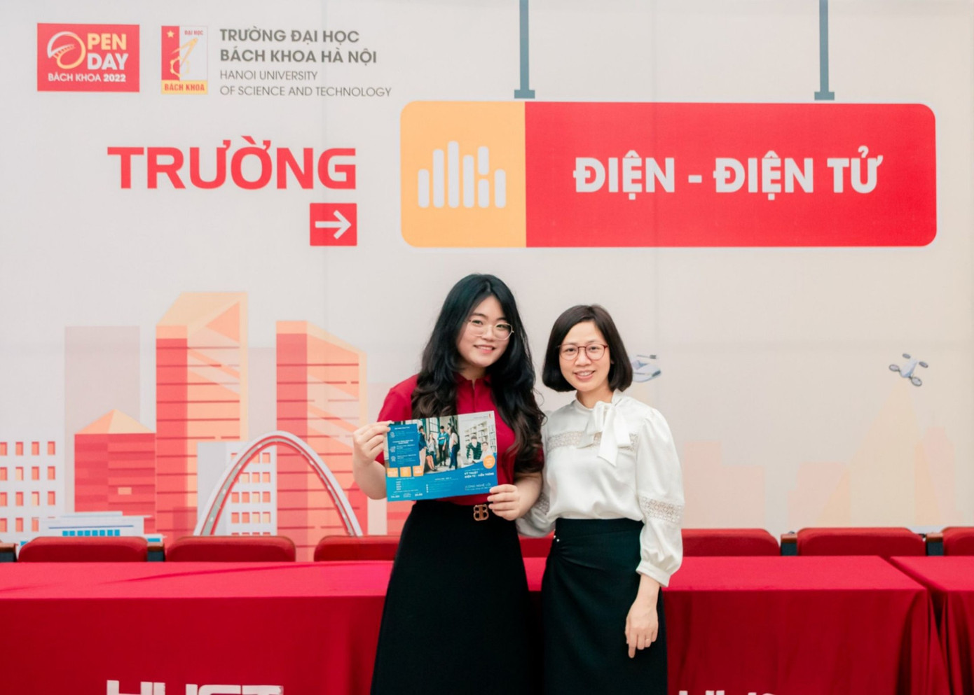 Thu Quỳnh tham gia hỗ trợ OPENDAY Trường Điện - Điện tử.