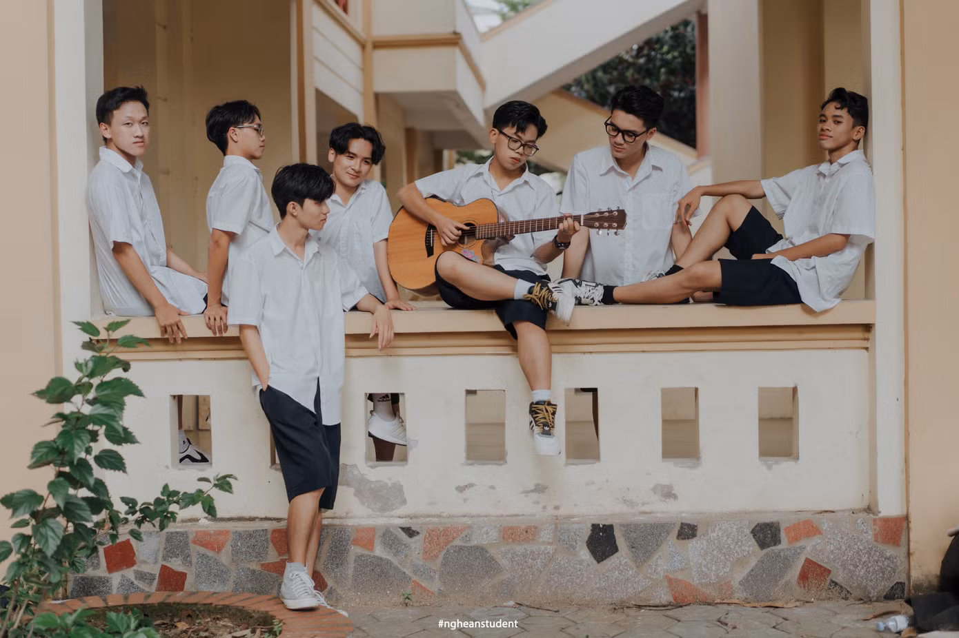 Lương Xuân Nguyên (bên dưới), cựu học sinh Trường THPT chuyên Phan Bội Châu. Lương Xuân Nguyên (bên dưới), cựu học sinh Trường THPT chuyên Phan Bội Châu.