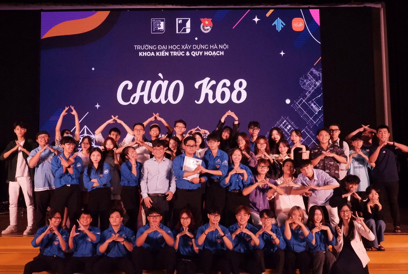 Quang Huy tham gia Đội Sinh viên tình nguyện Khoa Kiến trúc & Quy hoạch Quang Huy tham gia Đội Sinh viên tình nguyện Khoa Kiến trúc & Quy hoạch