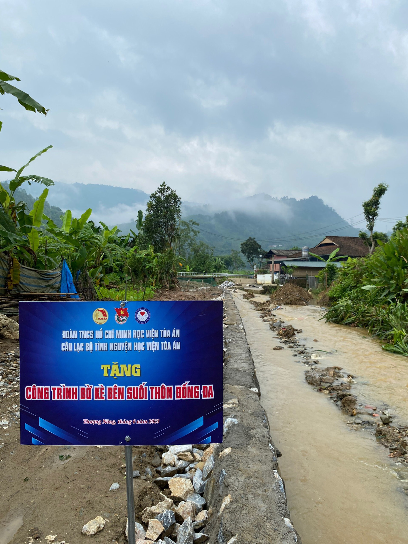 Hoàn thành công trình bờ kè bên suối tại thôn Đống Đa.