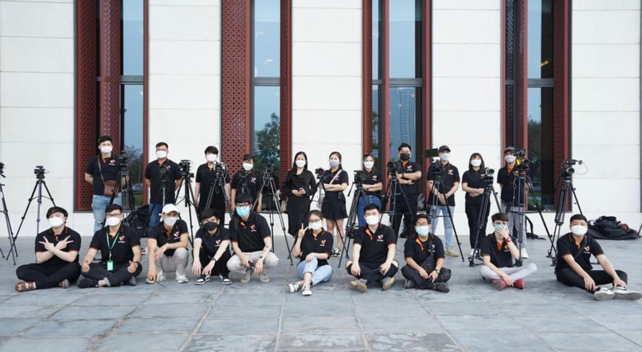 Cô được trải qua mọi khía cạnh của công việc trong lĩnh vực truyền thông và quảng cáo.