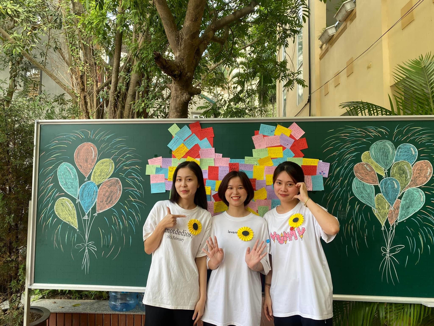 Thảo Vân cùng đồng đội quay video cho vòng Chung kết cuộc thi Tranh biện tiếng Hoa cấp khoa.