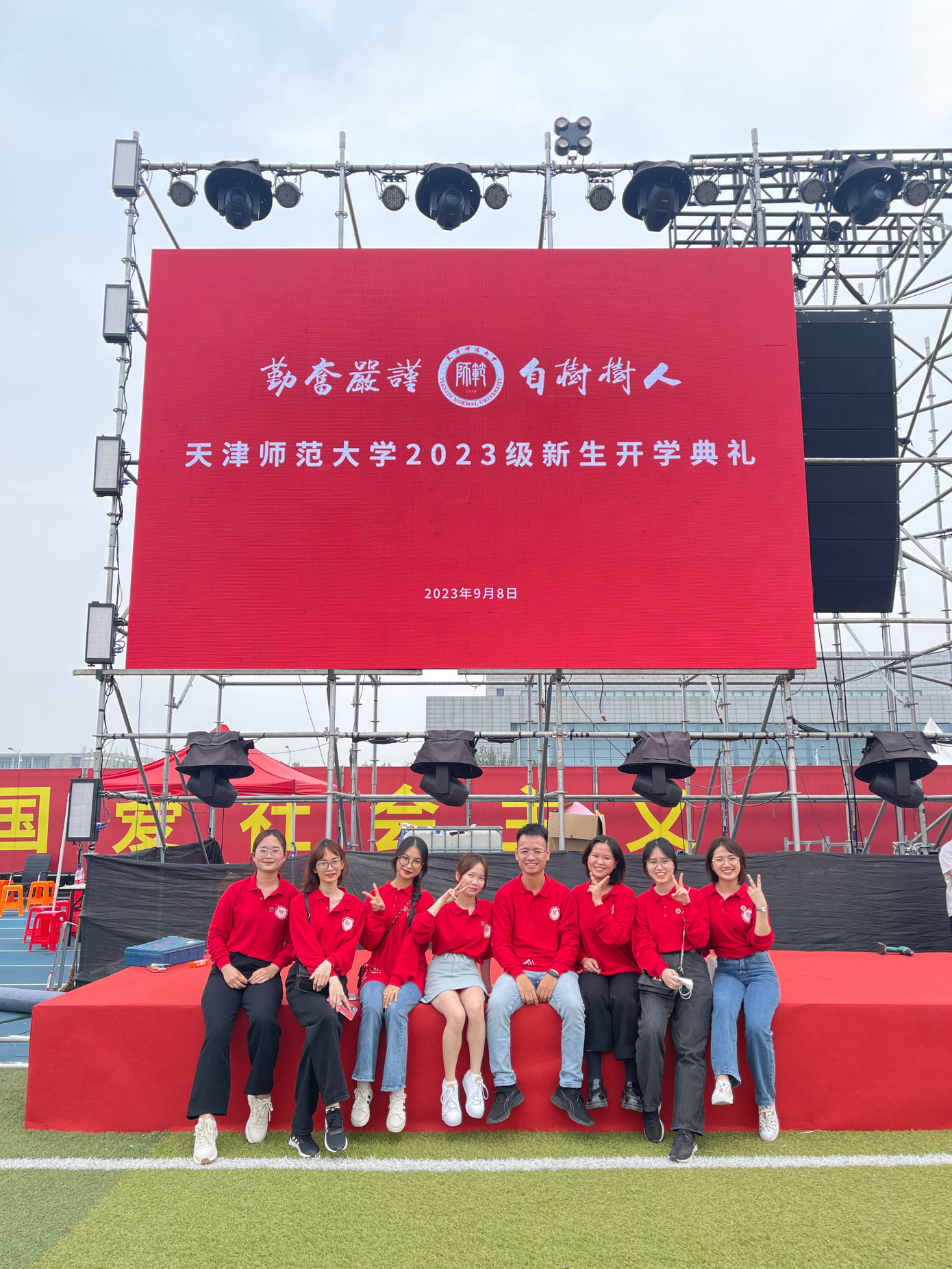 Thảo Vân tham gia lễ Khai giảng năm học mới cùng các bạn người Việt Nam và thầy phụ trách.