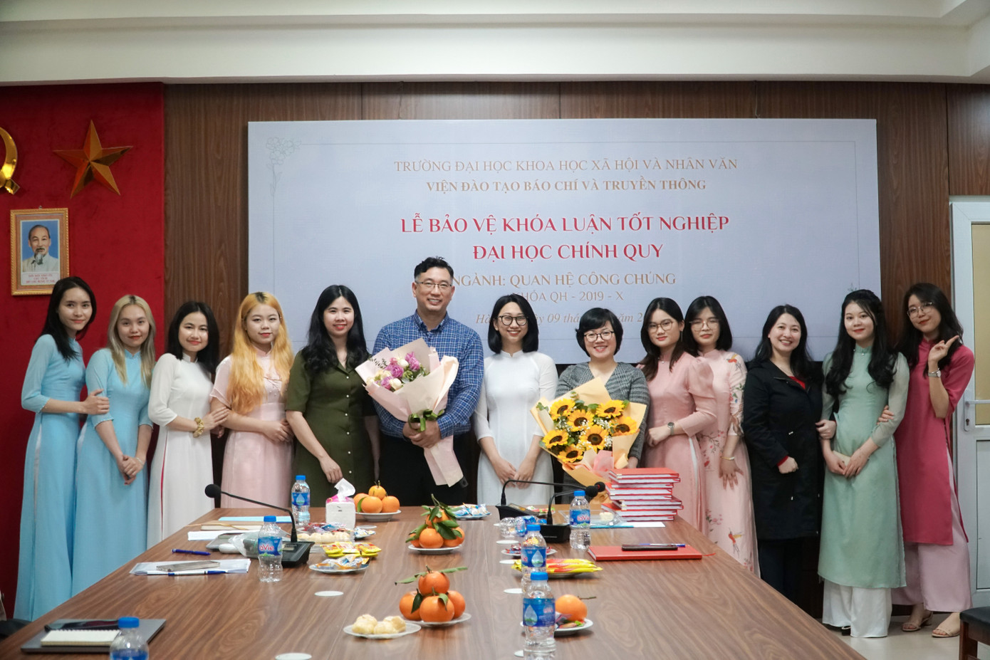 Lễ bảo vệ khóa luận đợt 1 năm 2023 của Phương Anh và các bạn sinh viên ngành Quan hệ công chúng.