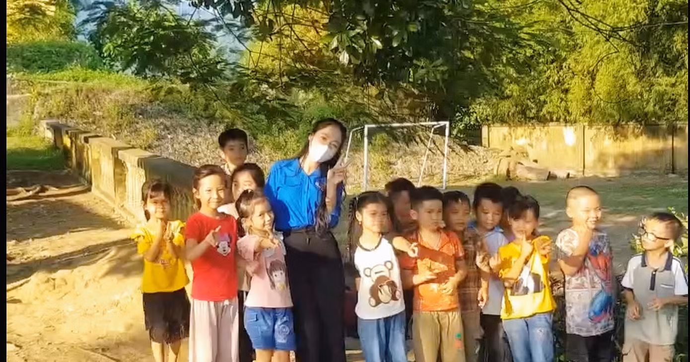 Ngay khi còn là sinh viên năm nhất ngoài việc nghiêm túc học tập, Bích Ngọc còn cố gắng hoạt động tích cực trong các CLB của trường Ngay khi còn là sinh viên năm nhất ngoài việc nghiêm túc học tập, Bích Ngọc còn cố gắng hoạt động tích cực trong các CLB của trường