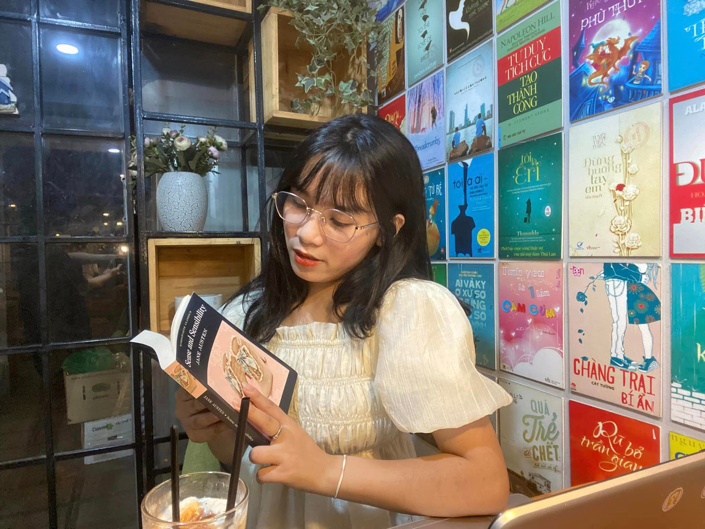 Thanh Thúy đã xuất sắc đạt danh hiệu sinh viên xuất sắc, nhận học bổng Khuyến khích học tập loại A kỳ II năm học 2022 - 2023 với GPA: 3,92. Thanh Thúy đã xuất sắc đạt danh hiệu sinh viên xuất sắc, nhận học bổng Khuyến khích học tập loại A kỳ II năm học 2022 - 2023 với GPA: 3,92.