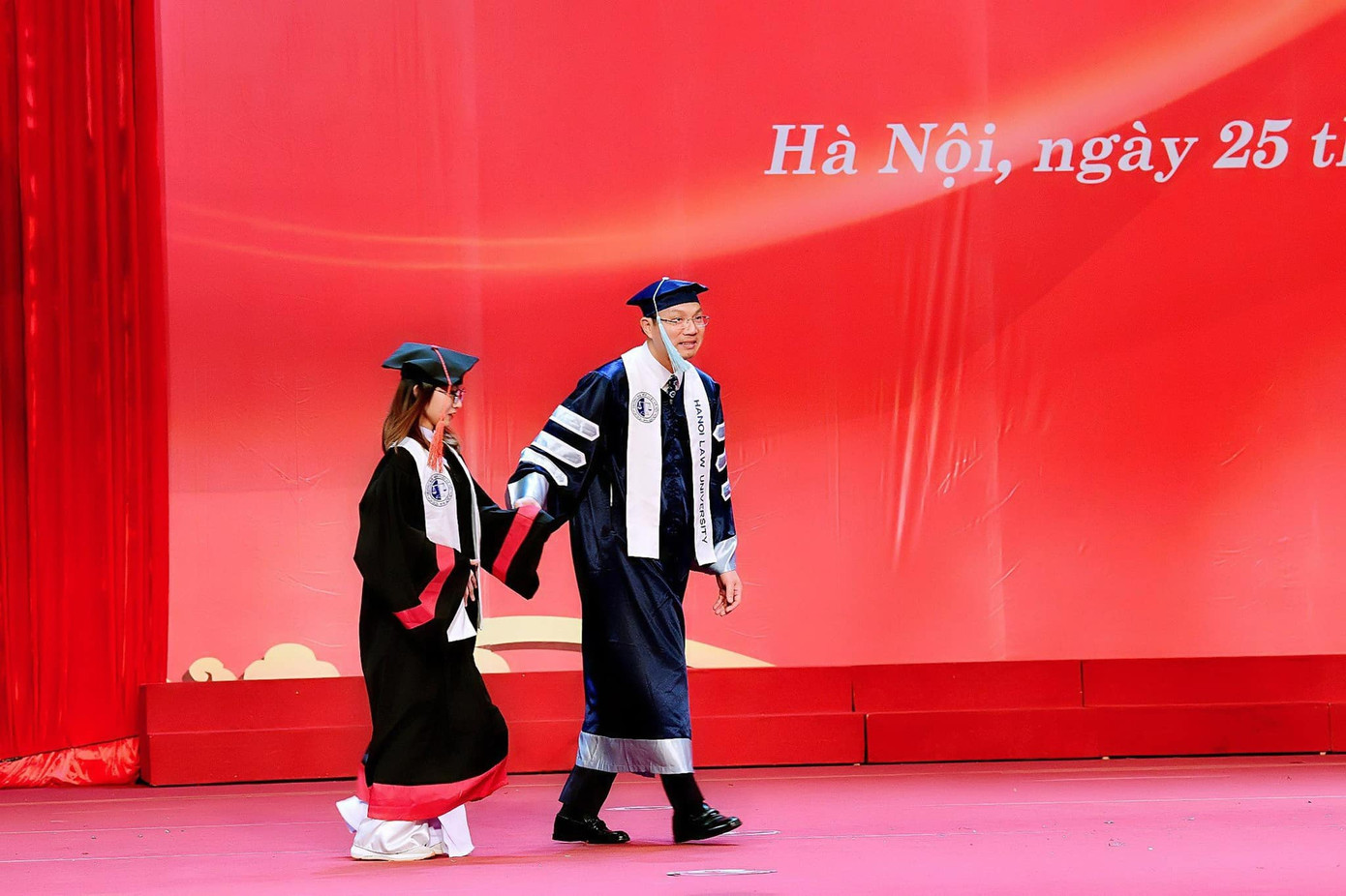 Thầy Hiệu trưởng dắt tay nữ sinh Mai Anh ra sân khấu. Thầy Hiệu trưởng dắt tay nữ sinh Mai Anh ra sân khấu.