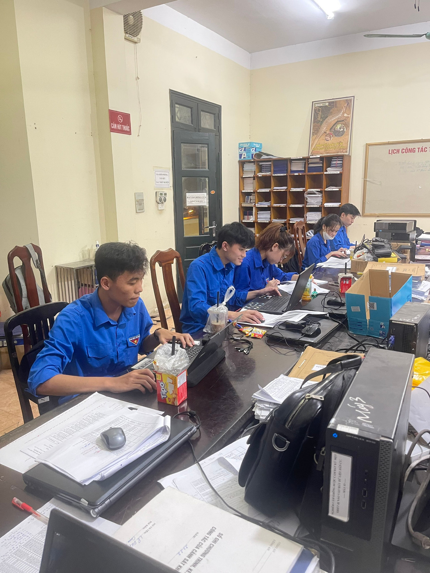 Hỗ trợ công an phường Xuân La trong việc thực hiện Đề án 06 của Chính phủ.