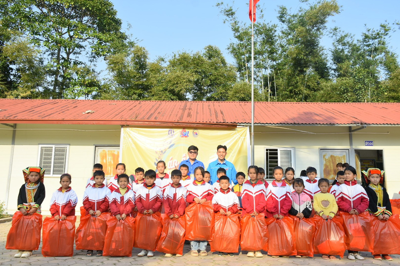 Tặng quà cho các em học sinh dân tộc thiểu số tỉnh Lạng Sơn.