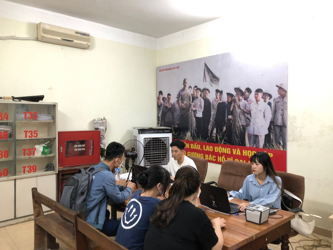 Hỗ trợ công an phường Xuân La trong việc thực hiện Đề án 06 của Chính phủ.