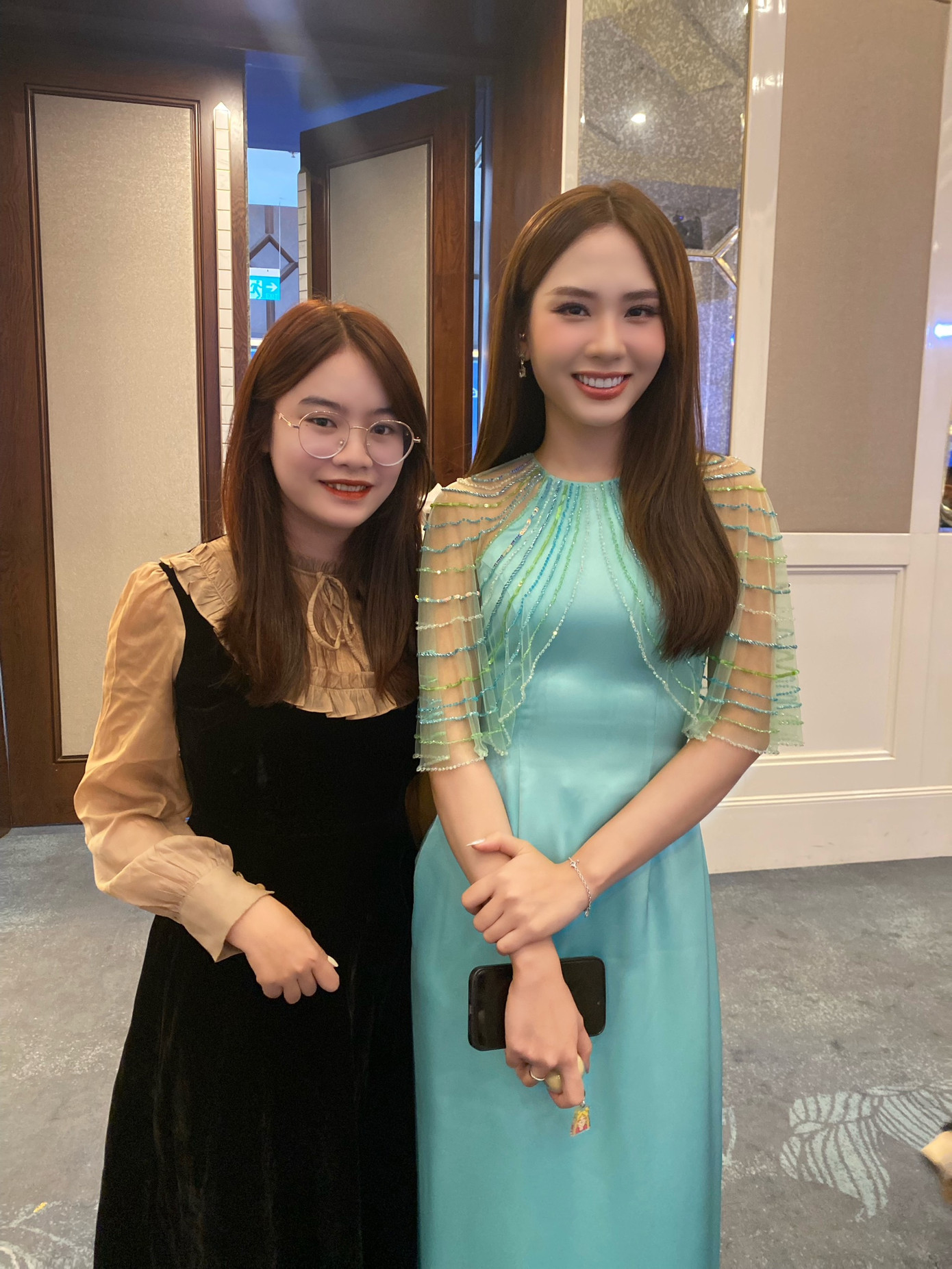 Khánh Linh có cơ hội gặp gỡ những người nổi tiếng trong quá trình làm việc.