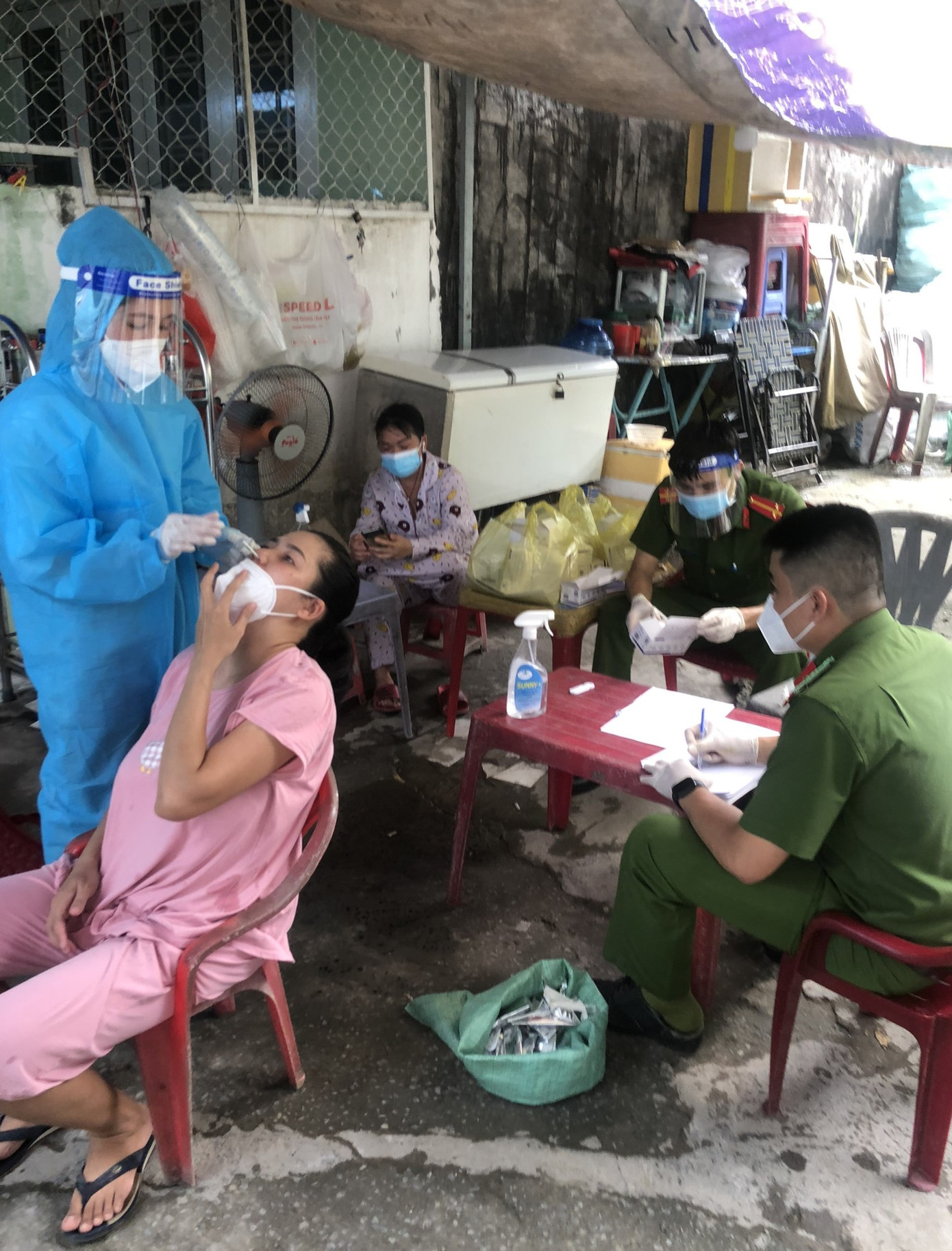 Khi đại dịch bùng phát, Phương Huyền một trong những thanh niên đi đầu của tuyến phòng chống dịch.