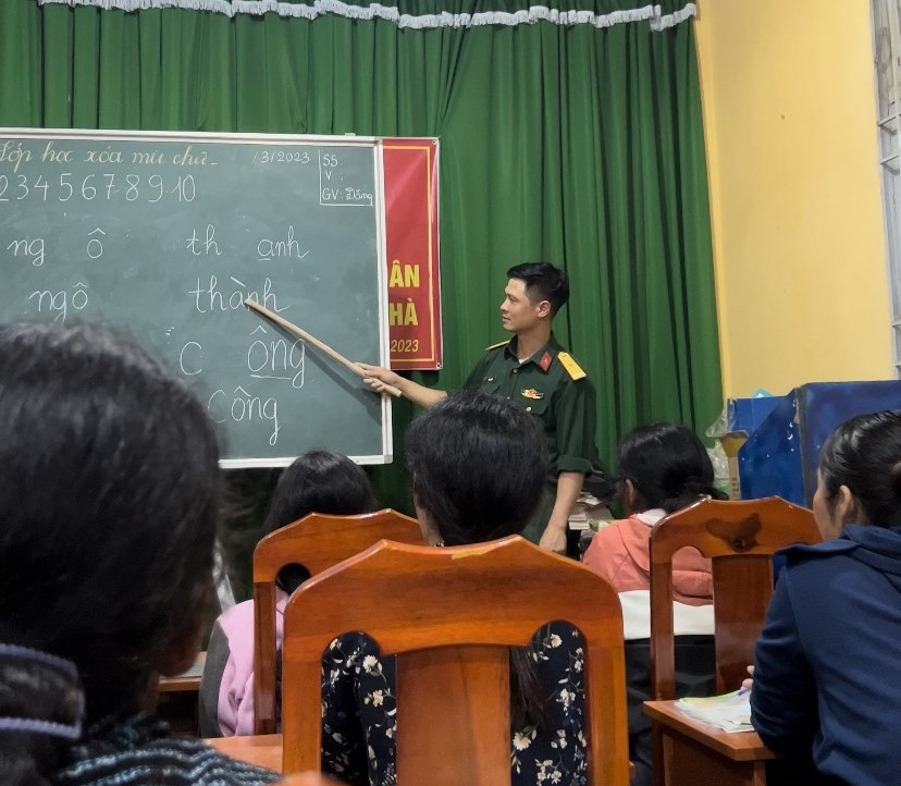 Lớp học xóa mù chữ được đồng chí Phạm Anh Tú - Phó đội trưởng Đội sản xuất số 3, Đoàn Kinh tế Quốc phòng Lâm Đồng phụ trách chính. Lớp học xóa mù chữ được đồng chí Phạm Anh Tú - Phó đội trưởng Đội sản xuất số 3, Đoàn Kinh tế Quốc phòng Lâm Đồng phụ trách chính.