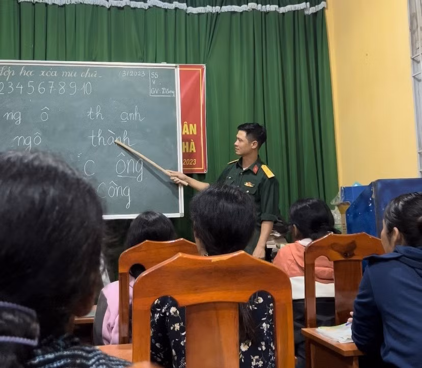 Lớp học xóa mù chữ được đồng chí Phạm Anh Tú - Phó đội trưởng Đội sản xuất số 3, Đoàn Kinh tế Quốc phòng Lâm Đồng phụ trách chính.