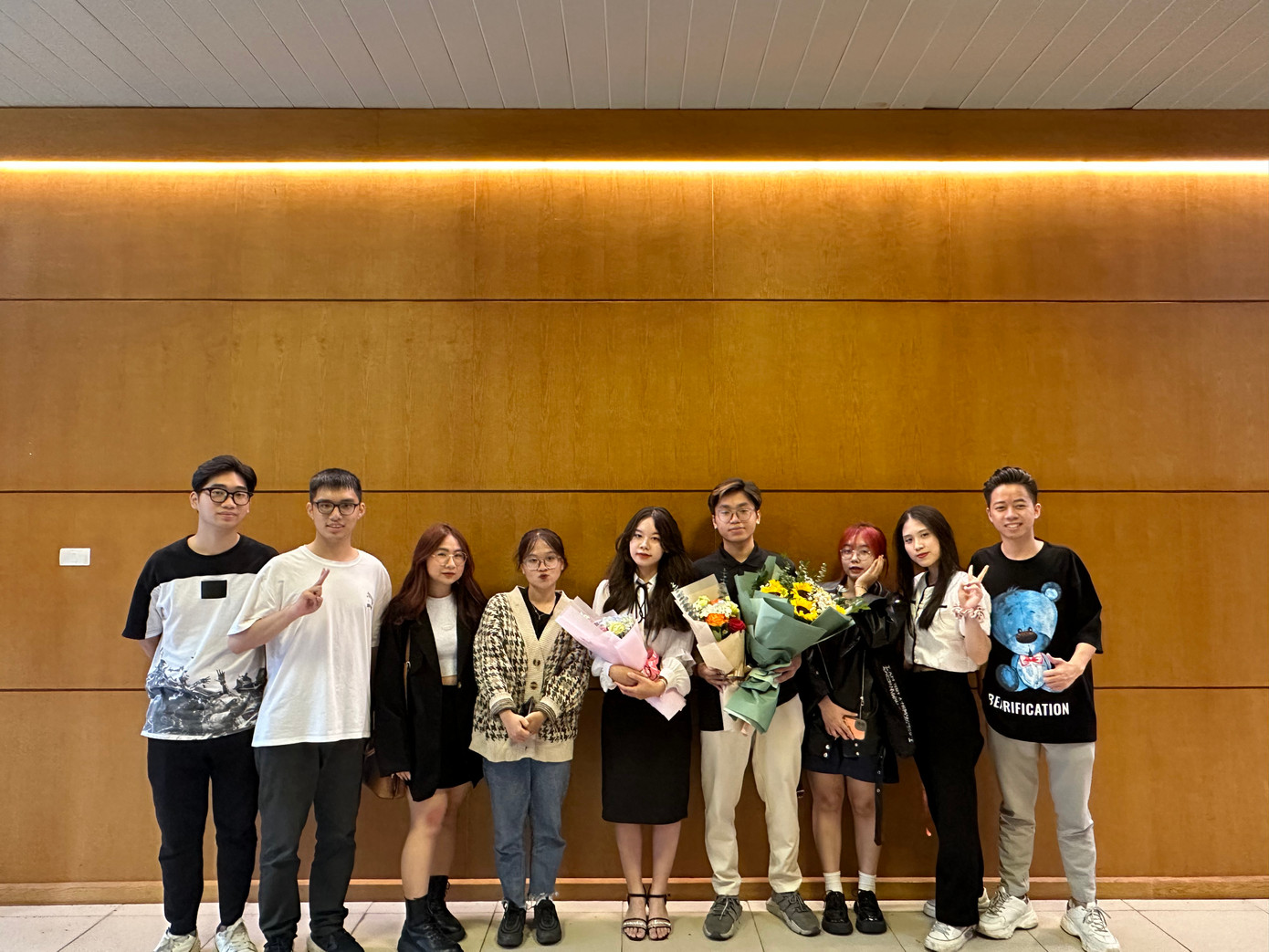 Mình được các bạn Đối ngoại tặng hoa tại chung kết cuộc thi Khởi nghiệp đổi mới sáng tạo 2022 (Youth-innovation Startup 2022). Mình được các bạn Đối ngoại tặng hoa tại chung kết cuộc thi Khởi nghiệp đổi mới sáng tạo 2022 (Youth-innovation Startup 2022).