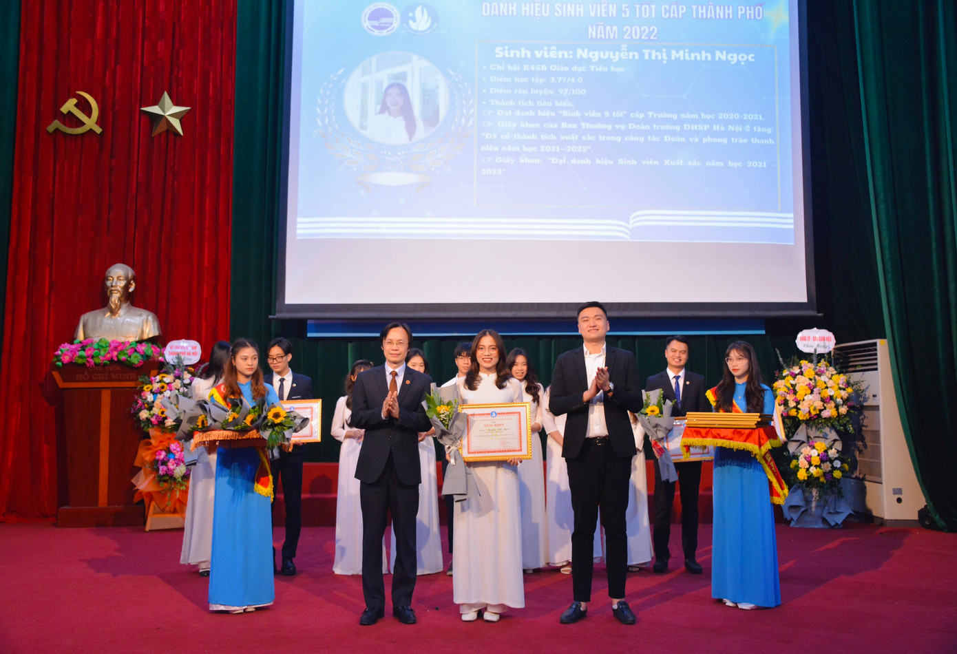 Nhận Bằng khen: “Đạt danh hiệu Sinh viên 5 Tốt cấp Thành phố năm 2022”. Nhận Bằng khen: “Đạt danh hiệu Sinh viên 5 Tốt cấp Thành phố năm 2022”.