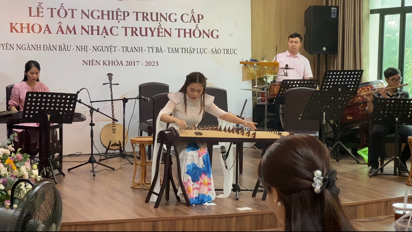 Trâm Anh đã có 6 năm theo học tại Học viện Âm nhạc Quốc gia Việt Nam. Trâm Anh đã có 6 năm theo học tại Học viện Âm nhạc Quốc gia Việt Nam.