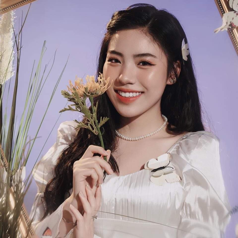 Đặng Hiền Anh, hiện đang là sinh viên năm nhất khoa Chính trị Quốc tế và Ngoại giao.