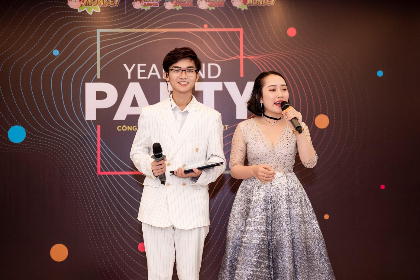 Sân khấu dẫn đầu tiên của Hoàng Long.