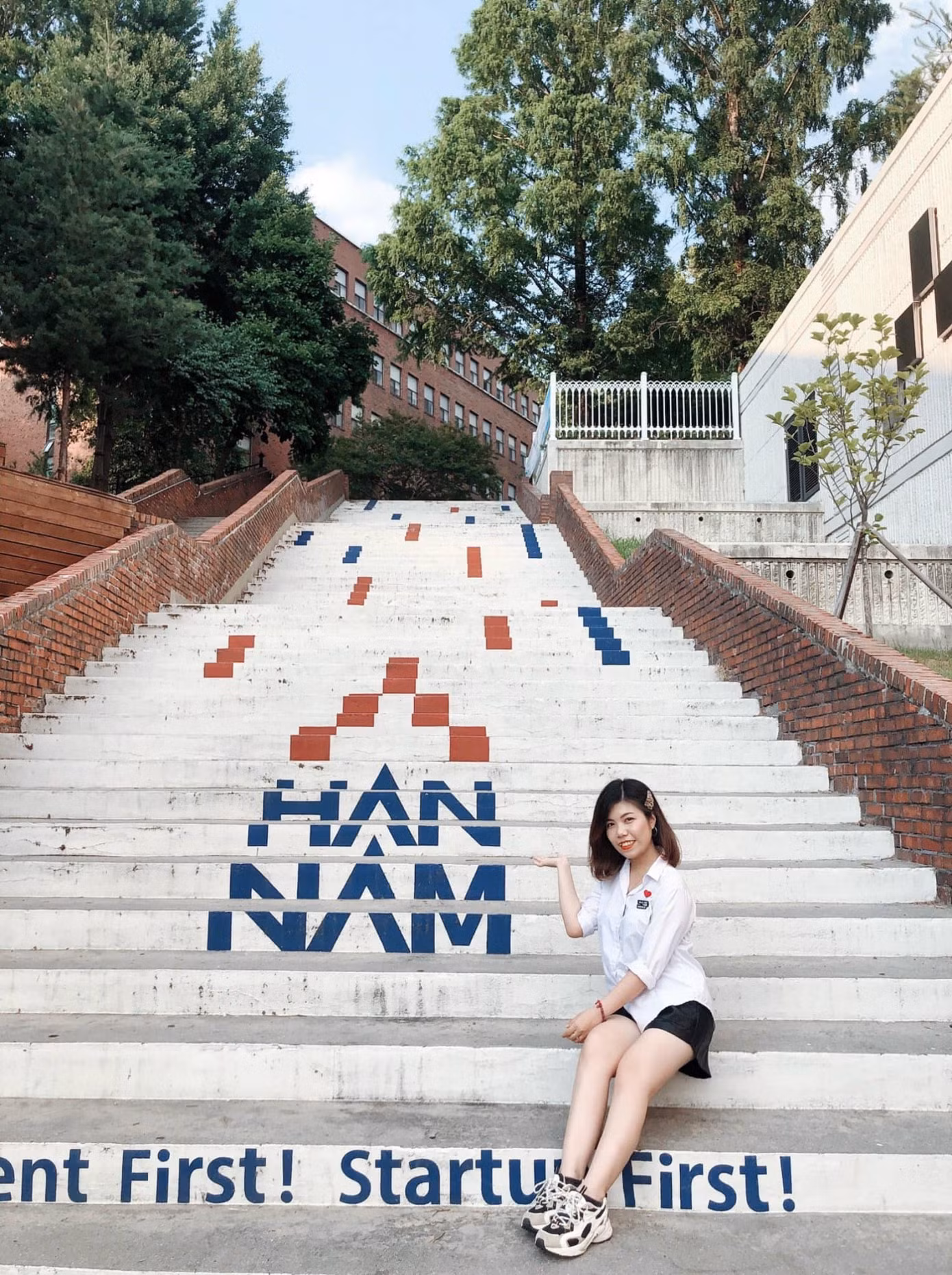 Ngoài học bổng Đại học và học bổng Thạc sĩ, Minh Hòa còn có cơ hội đến Hàn Quốc và Pháp tham gia nhiều khóa học trao đổi ngắn hạn.