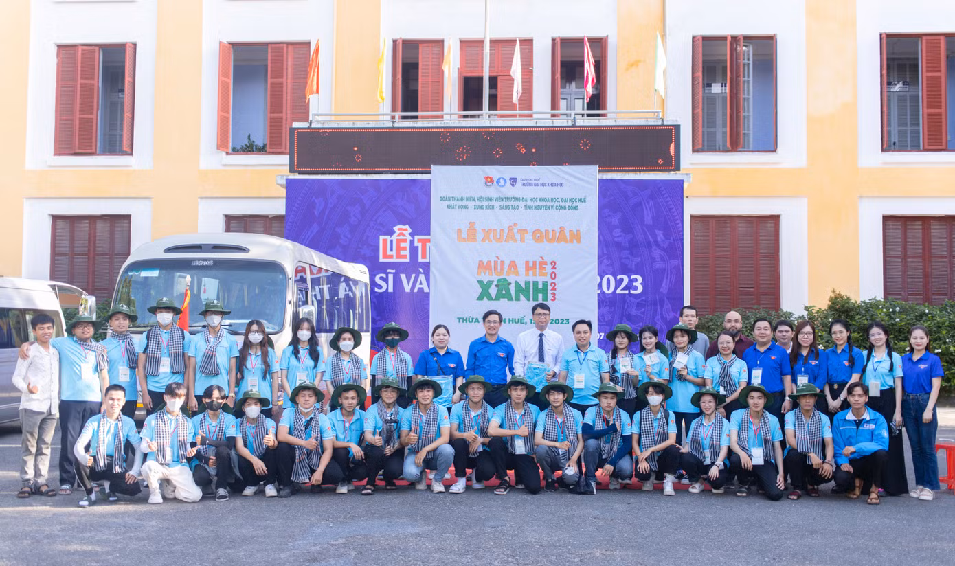 Không ngừng học tập, tham gia các phong trào Đoàn - Hội để phát huy giá trị tri thức và sức cống hiến của người sinh viên. Không ngừng học tập, tham gia các phong trào Đoàn - Hội để phát huy giá trị tri thức và sức cống hiến của người sinh viên.