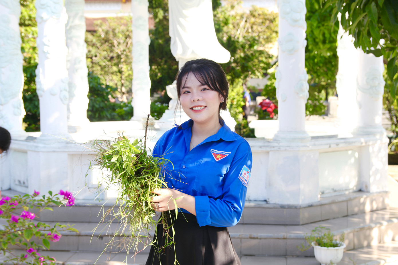 Tích cực tham gia các hoạt động phong trào thanh niên. Tích cực tham gia các hoạt động phong trào thanh niên.