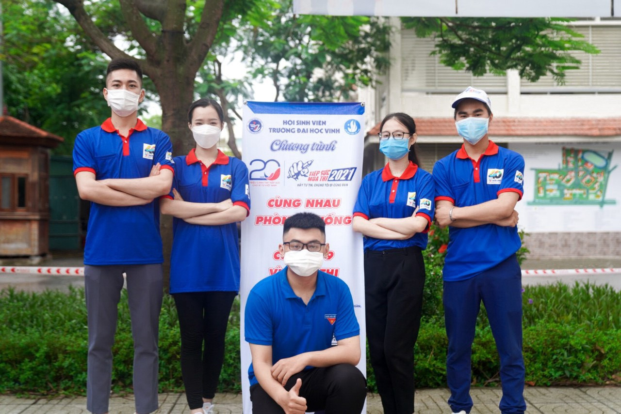 Huy cùng các bạn sinh viên tham gia chương trình Tiếp sức mùa thi. Huy cùng các bạn sinh viên tham gia chương trình Tiếp sức mùa thi.