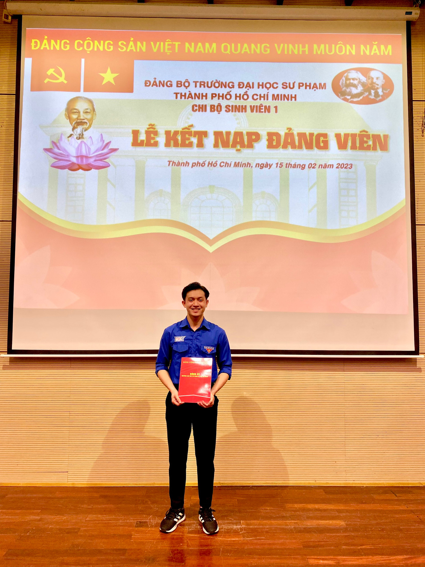 Thoại vinh dự trở thành Đảng viên được đứng vào hàng ngũ của Đảng Cộng sản Việt Nam. Thoại vinh dự trở thành Đảng viên được đứng vào hàng ngũ của Đảng Cộng sản Việt Nam.