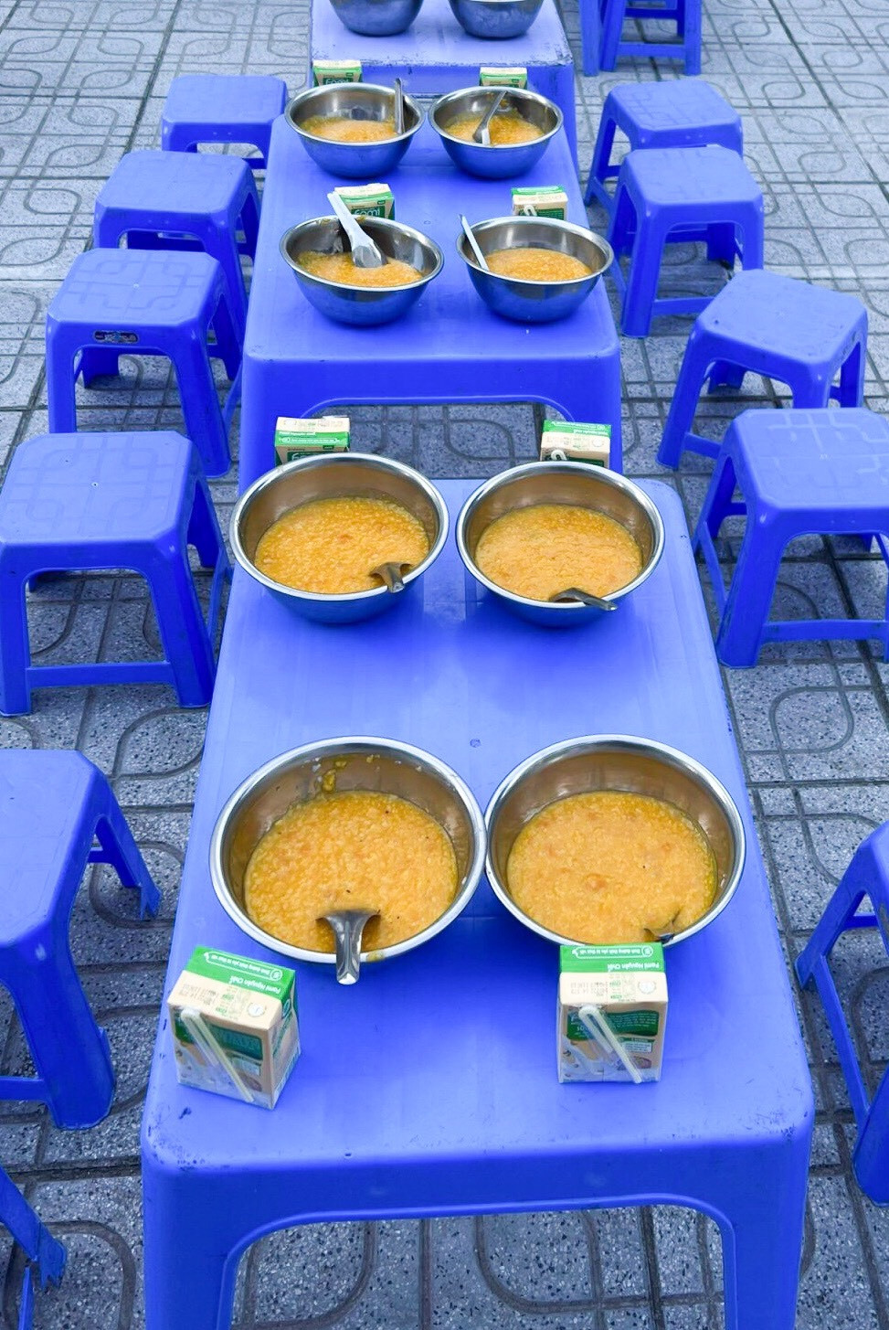 Những suất cháo mang đến cho bệnh nhân tại Bệnh viện Tâm thần Hà Nội. Những suất cháo mang đến cho bệnh nhân tại Bệnh viện Tâm thần Hà Nội.