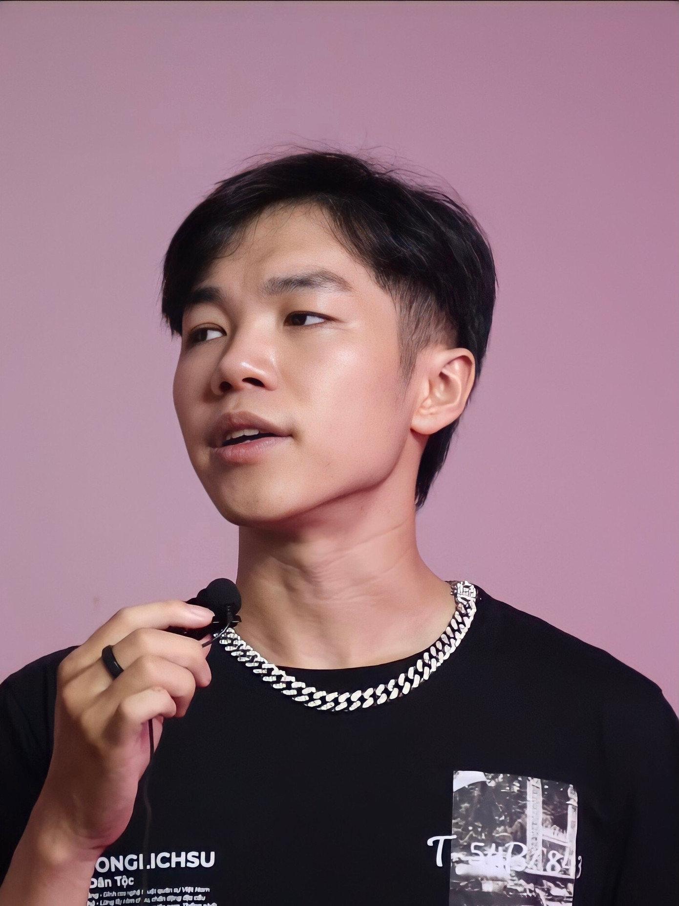 Chàng trai trẻ đã truyền tải được nhiều kiến thức Lịch sử hữu ích đến mọi người nhất là thế hệ GenZ. Chàng trai trẻ đã truyền tải được nhiều kiến thức Lịch sử hữu ích đến mọi người nhất là thế hệ GenZ.