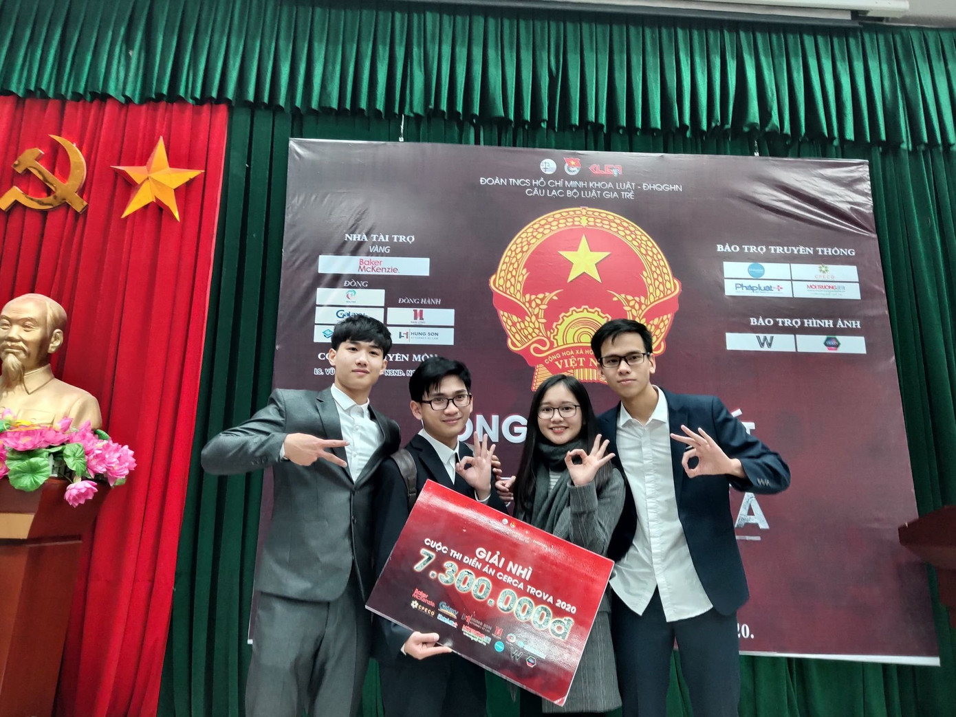 Hoàng Anh đạt giải Thí sinh tranh tụng đạt giải Nhì cuộc thi Cerca Trova – Mock Trial Contest 2020 do CLB Luật Gia Trẻ - Khoa Luật, ĐHQG Hà Nội tổ chức. Hoàng Anh đạt giải Thí sinh tranh tụng đạt giải Nhì cuộc thi Cerca Trova – Mock Trial Contest 2020 do CLB Luật Gia Trẻ - Khoa Luật, ĐHQG Hà Nội tổ chức.