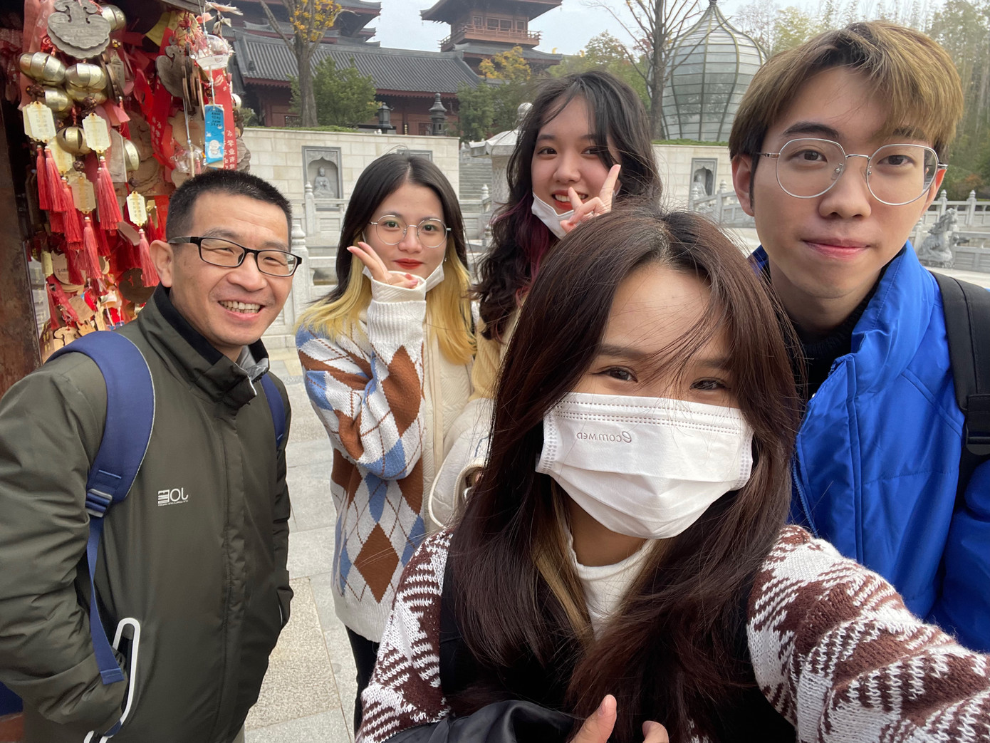 Minh Hiếu (áo xanh) cùng thầy giáo và bạn bè tại Trung Quốc.