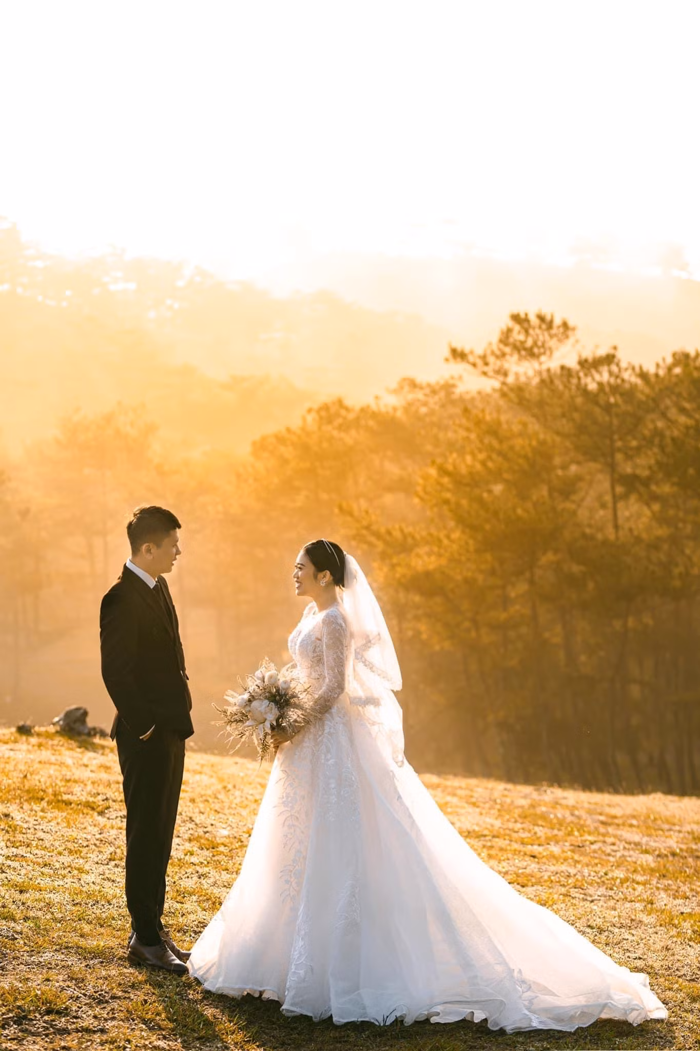 Đỗ Nhung hạnh phúc bên chú rể của đời mình. Đỗ Nhung hạnh phúc bên chú rể của đời mình.