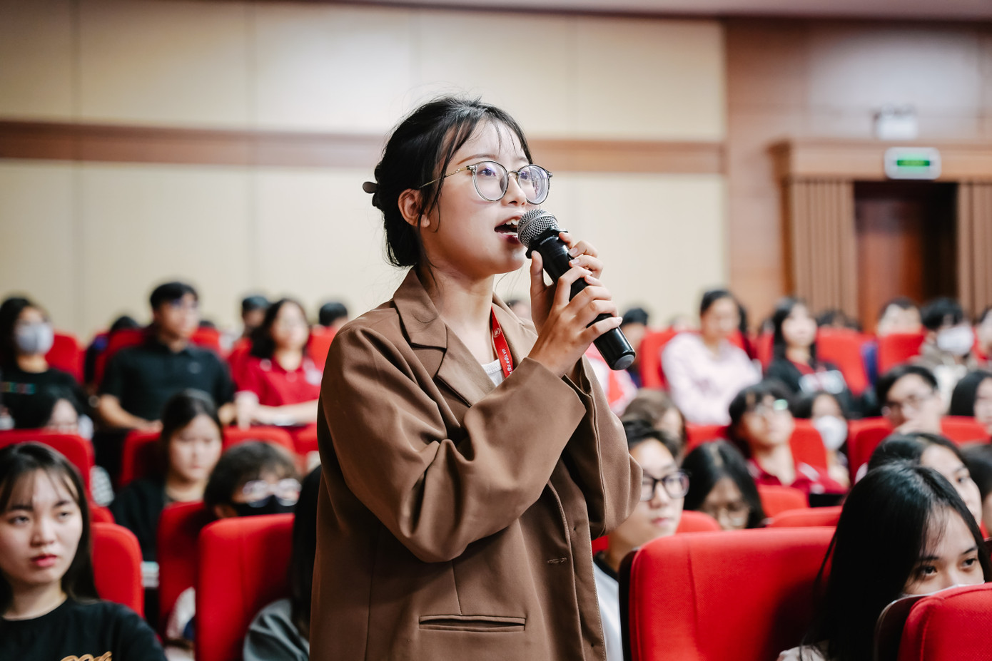 Các bạn sinh viên tích cực giao lưu, đặt câu hỏi cho diễn giả.